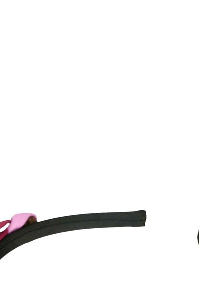 Bandeau noir réglable avec une texture lisse, arborant un accent rose sur un côté. Design simple aux bords arrondis et sans matériel visible.