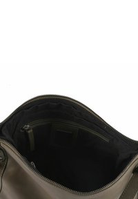 Bolso de piel con cierre de cremallera, exterior verde oliva y forro de tela negra. El interior incluye un bolsillo con cremallera y características organizativas.