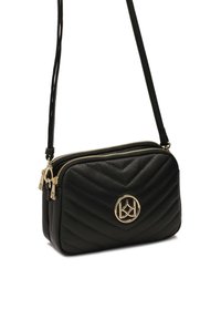 Borsa a tracolla nera in pelle con texture a zig zag, hardware dorato, doppi scomparti con zip e un dettaglio circolare con logo dorato sulla parte frontale.