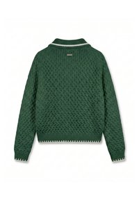 Pull en maille torsadée vert foncé à manches longues, col, poignets et ourlet côtelés, avec des accents subtils de bordure blanche.