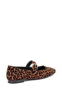 Zapato plano con estampado de leopardo, hecho de tela suave. Presenta una correa suspendida con un acento de hebilla dorada. Diseño de punta afilada y tacón bajo.