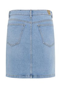 Ljusblå denimminikjol med två bakfickor, bältesslingor och synliga sömnadsdetaljer.