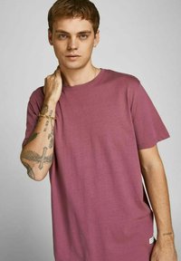 Jack & Jones JJENOA TEE CREW NECK - Lihtne T-särk - hawthorn rose