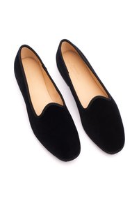 Schwarze Veloursleder-Ballerinas mit abgerundetem Zehenbereich und elastischem Schuhverschluss. Weiches Lederfußbett, minimalistisches Design und dünne Gummisohle.