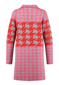 Stickad tröja med krage, har ett geometriskt mönster i röd, rosa och grått, och har långa ärmar med en avslappnad passform.