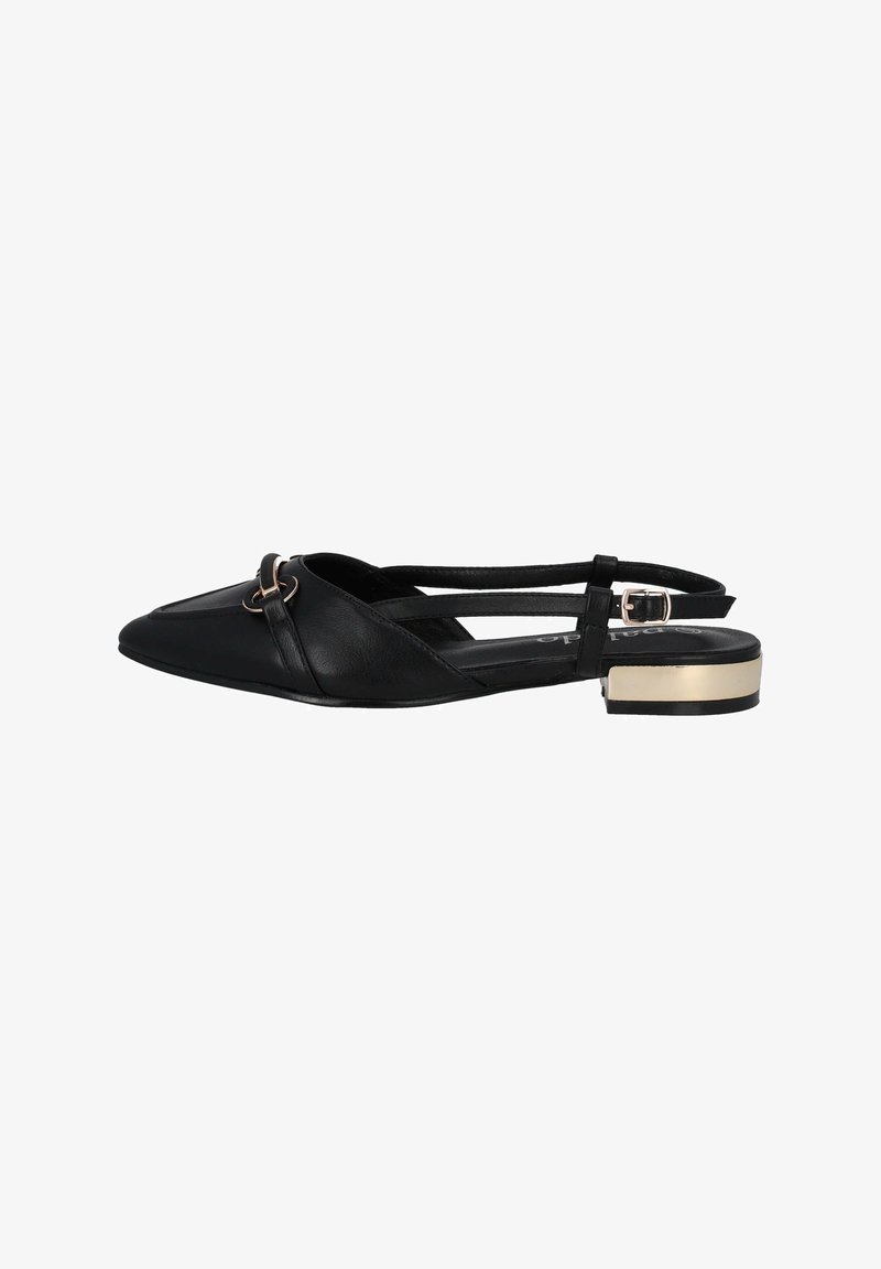 Chaussures slingback en cuir noir avec un bout pointu, ornées d'une boucle dorée et d'un petit talon carré avec une bande dorée.