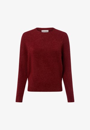 Pull en tricot rouge avec un col rond, des manches longues et une finition douce et texturée. Design simple, sans motifs ni accents visibles.