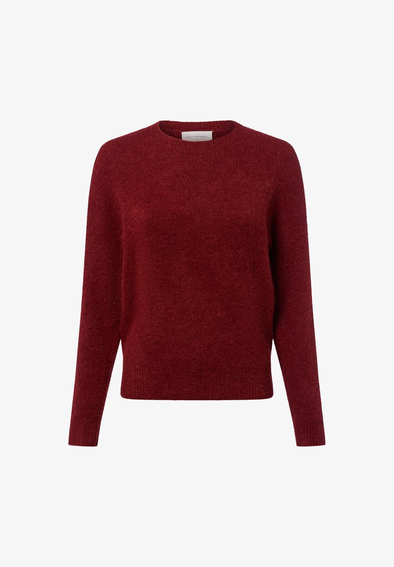 Rode gebreide trui met een ronde hals, lange mouwen en een zachte, textuurachtige afwerking. Eenvoudig ontwerp, zonder zichtbare patronen of accenten.