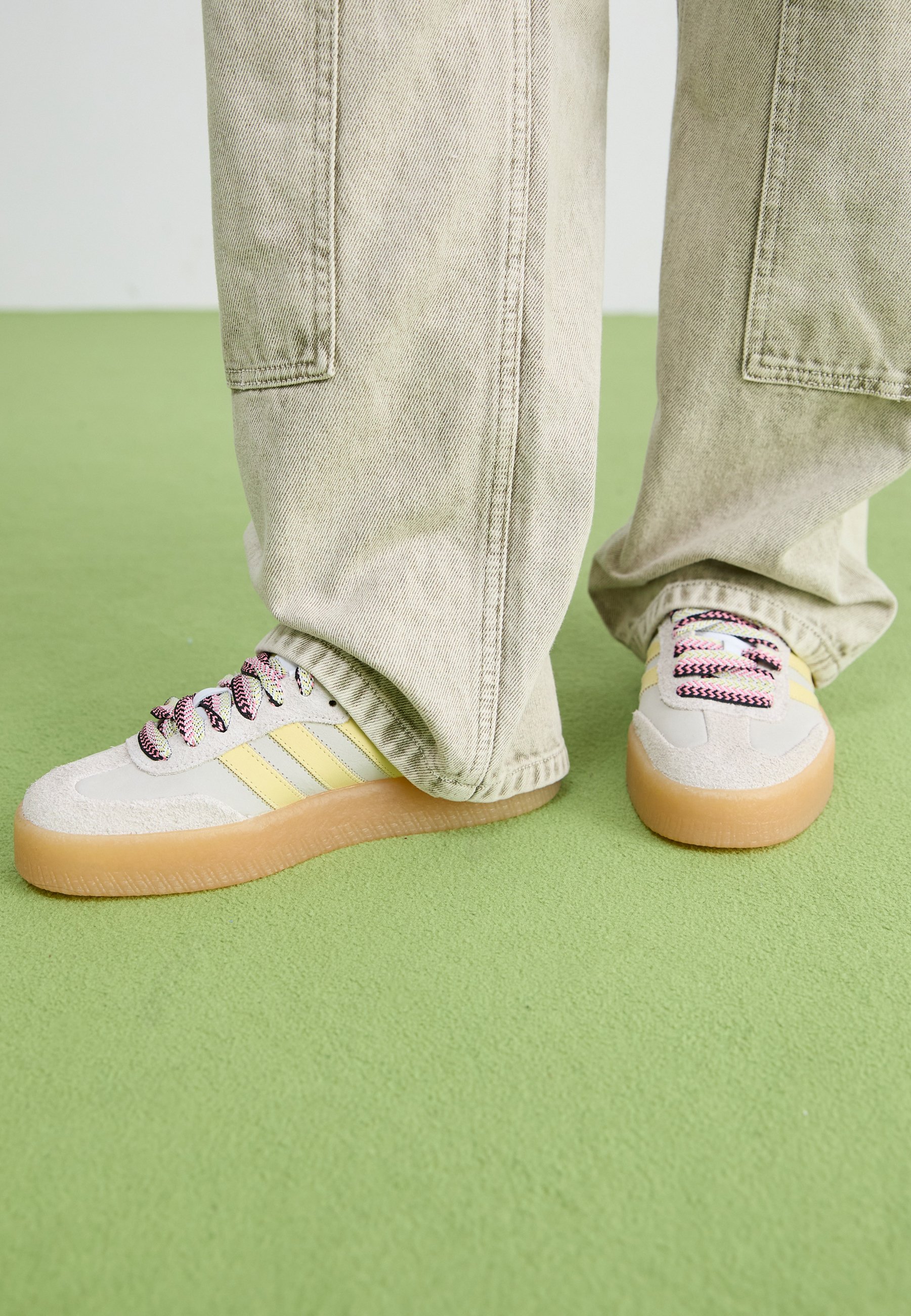 adidas Originals SAMBAE W - Trainers - white/powder yellow/semi