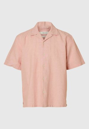 Chemise pour homme en lin rose clair à manches courtes, avec fermeture à boutons et col style camp, présentée sur un fond uni clair.