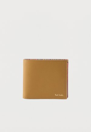 Braune Lederbrieftasche mit glatter Oberfläche, Bifold-Design und mehrfarbig gestreiftem Innenfutter. Außerhalb ist ein eingeprägtes Logo zu sehen.