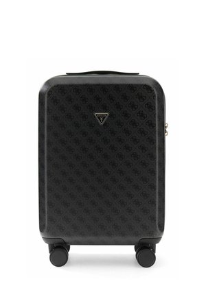 Valise rigide noire à quatre roues avec une surface à motifs présentant un triangle du logo Guess au centre.