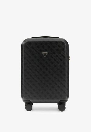 Valise rigide noire à quatre roues avec une surface à motifs présentant un triangle du logo Guess au centre.