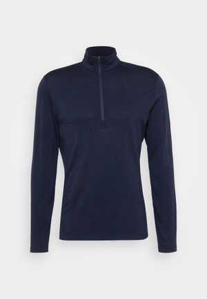 Pulover lung cu mânecă lungă de culoare bleumarin, cu guler înalt și închidere cu fermoar pe jumătate. Material neted cu o textură subtilă, croi ajustat și fără modele sau accente vizibile.