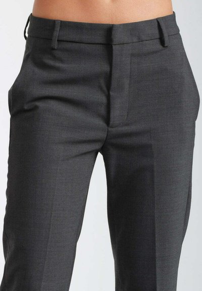 Pantaloni grigi su misura realizzati in tessuto liscio, con tasche laterali, frontale piatto e vestibilità slim. Cuciture ordinate e una leggera lucentezza.