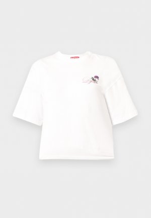 Tricou alb, scurt, cu mâneci scurte, cu design floral roz mic și logo-ul „Diesel” pe partea stângă a pieptului.