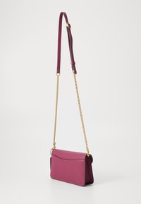 Sac bandoulière en cuir d'un bordeaux profond avec une finition texturée. Doté d'une chaîne en or et d'un design à rabat.