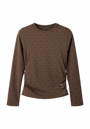 Chemise marron à manches longues avec un petit motif imprimé foncé, encolure ronde et légère fronce sur un côté près de l'ourlet.