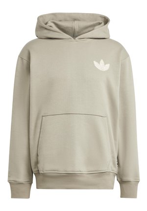 Beige hoodie met buidelzak aan de voorkant en klein wit Adidas trefoil-logo op de linkerborst, afgebeeld tegen een witte achtergrond.