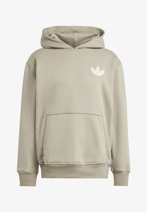 Sweat à capuche beige avec poche kangourou sur le devant et petit logo Adidas trèfle blanc sur la poitrine gauche, présenté sur fond blanc.