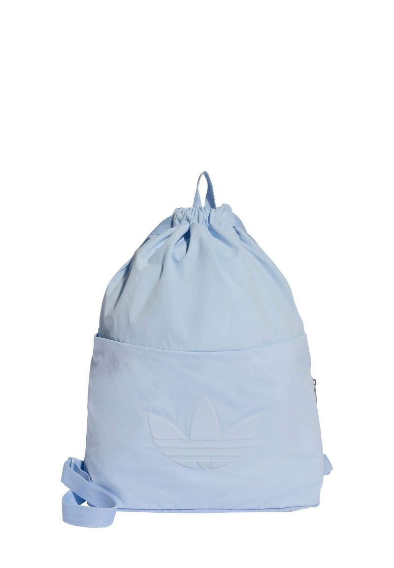 Zaino con coulisse in tessuto leggero blu chiaro con una grande tasca frontale. Presenta un logo del marchio in rilievo e cinghie regolabili. Texture liscia.