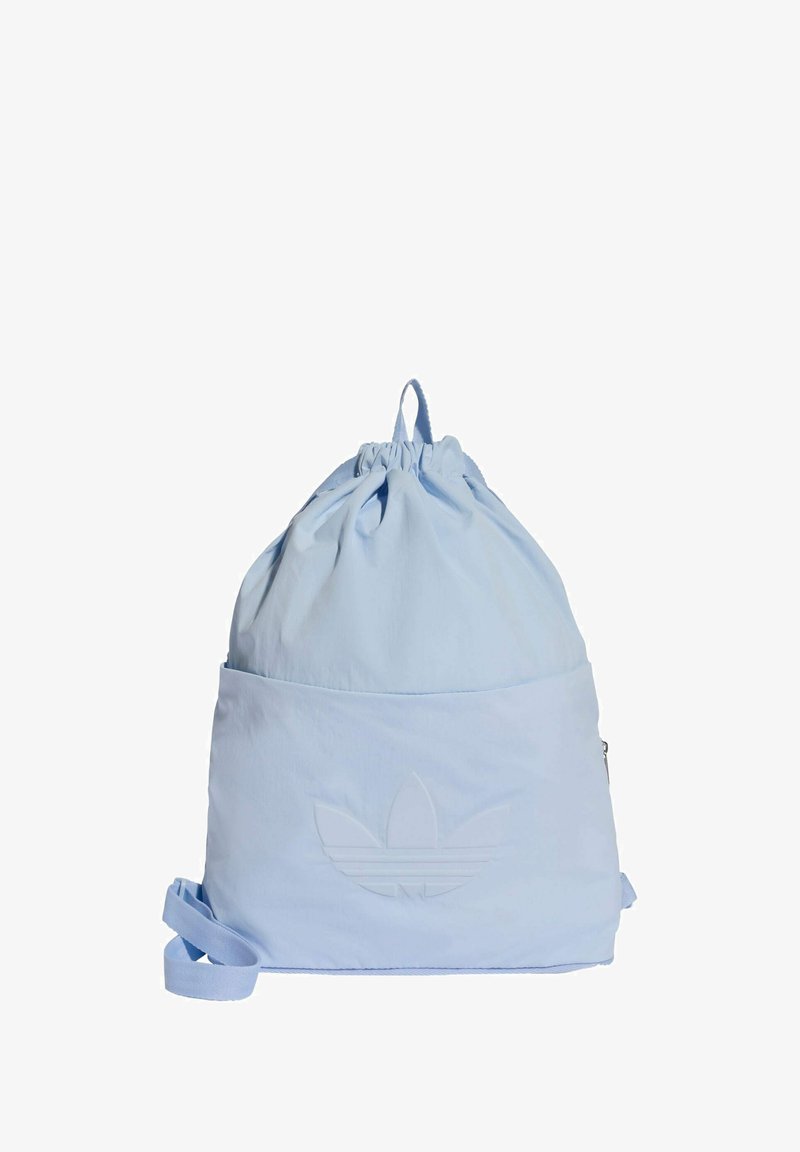 Zaino con coulisse in tessuto leggero blu chiaro con una grande tasca frontale. Presenta un logo del marchio in rilievo e cinghie regolabili. Texture liscia.