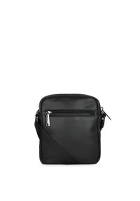 Borsa a tracolla in pelle nera con tasca anteriore con zip, tracolla regolabile e texture liscia. Forma rettangolare, design minimalista.