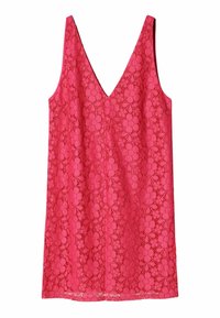 Světlé růžové krajkové šaty s výstřihem do V a květinovým vzorem, s tenkými ramínky a splývavým designem, zavěšené na jednobarevném pozadí.