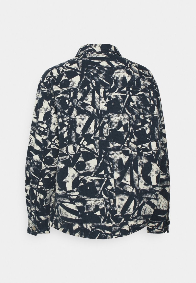 Långärmad skjorta med ett monokromt abstrakt mönster i marinblått och krämfärgat, tillverkad av lättviktig tyg med avslappnad passform och knappstängning.