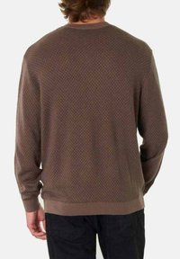 Maglione marrone a fantasia con scollatura a girocollo, maniche lunghe, polsini e orlo a costine, realizzato in un tessuto testurizzato.