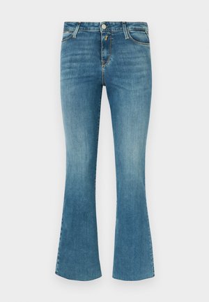 Jean en denim bleu clair évasé avec une texture lisse, taille mi-haute, cinq poches et surpiqûres contrastées. Comprend une fermeture à bouton et à glissière.