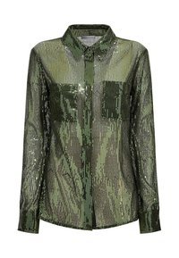 Zielona koszula z cekinami, zapinana na guziki, z kołnierzykiem, dwoma kieszeniami na piersi i długimi rękawami. Tekstura odbija światło, tworząc efekt błyszczenia.