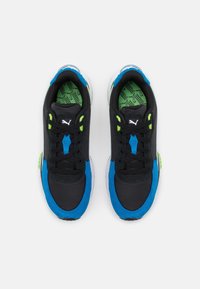 Chaussures de sport noires avec des accents bleus et verts, dotées d'une tige texturée, d'un bout rond et de semelles intérieures à motifs. Les lacets sont noirs.
