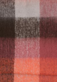 Wollen plaid stof met vierkanten in bruin, roze en oranje tinten. Zachte textuur met een mengeling van kleuren en subtiele pluizigheid overal.