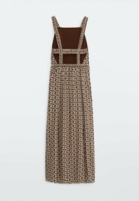 Robe longue marron sans manches avec motif géométrique crème, larges bretelles, encolure carrée et dos ouvert avec détails de bretelles.