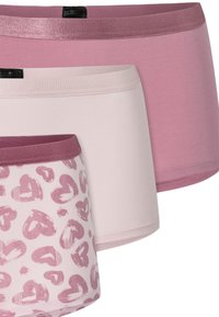 Drei Paare Damenunterwäsche in verschiedenen Rosa-Tönen. Ein Paar hat ein Herzmuster, mit glattem Stoff und kontrastierenden Taillenbändern.