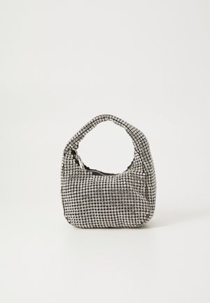 Petit sac à main argenté couvert de strass brillants et une courte poignée, présenté sur un fond uni clair.