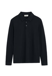 Polo à manches longues noir en tissu doux, doté d'un col classique, d'une patte de boutonnage à trois boutons et de détails de couture subtils.