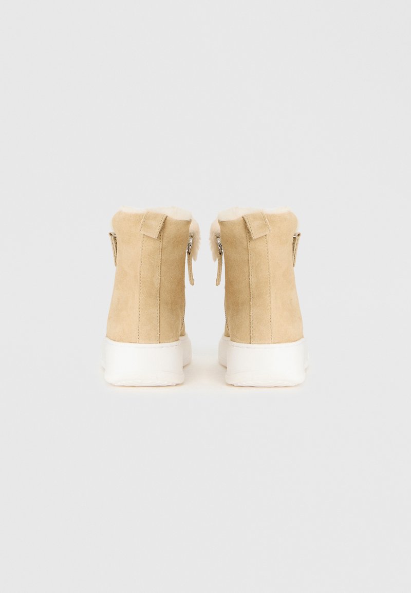 Beiga högstoppsneakers i mocka med vita gummisulor, som har en mjuk fleecefoder och bakre dragkedjor för enkelt åtkomst.