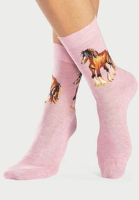 Rosa Knöchelsocken aus Strickstoff mit einem braunen Pferdemotiv, das sich durch kontrastierende Akzente an den Hufen und der Mähne auszeichnet.