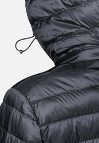 Zwarte pufferjack met geborduurd textuur, voorzien van een verstelbare capuchon en contrasterende stofaccenten op de schouders. Glad, lichtgewicht materiaal.
