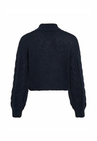 Granatowy sweter o skróconym kroju z fakturowanym splotem, z rękawami w splot warkoczowym i wysokim kołnierzem. Żebrowany dół i włóczkowe detale na całej powierzchni.