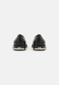 Toga Derbies - black