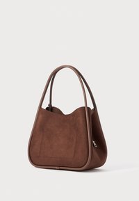 Borsa a tracolla in suede marrone con forma curvata e doppio manico, dotata di una sottile tasca frontale e rifiniture in pelle liscia.