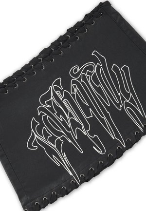 Corsé de tela negra con letras blancas de estilo gótico que forman la palabra "Naughty", con ojales de encaje negro a lo largo de los bordes superior e inferior.