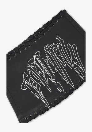 Corsé de tela negra con letras blancas de estilo gótico que forman la palabra "Naughty", con ojales de encaje negro a lo largo de los bordes superior e inferior.