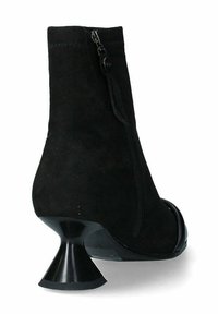 Stivale alla caviglia in suede nero con chiusura con zip, tacco conico affusolato e design con punta aperta, che mette in risalto una texture liscia e una silhouette elegante.
