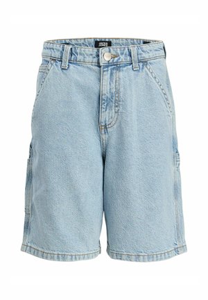 Pantalones cortos de mezclilla azul claro con trabillas para cinturón, cierre frontal de botón y cremallera, bolsillos laterales y una pequeña etiqueta negra de Jack & Jones en la cintura.