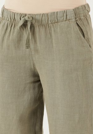 Šviesiai alyvuogių žalios lino kelnės su elastingu juosmeniu ir raišteliu; turi šonines kišenes ir laisvą prigludimą.