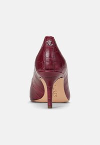 Lauren Ralph Lauren LANETTE CROCODILE EMBOSSED LEATHER PUMP - Decolleté - dark raspberry